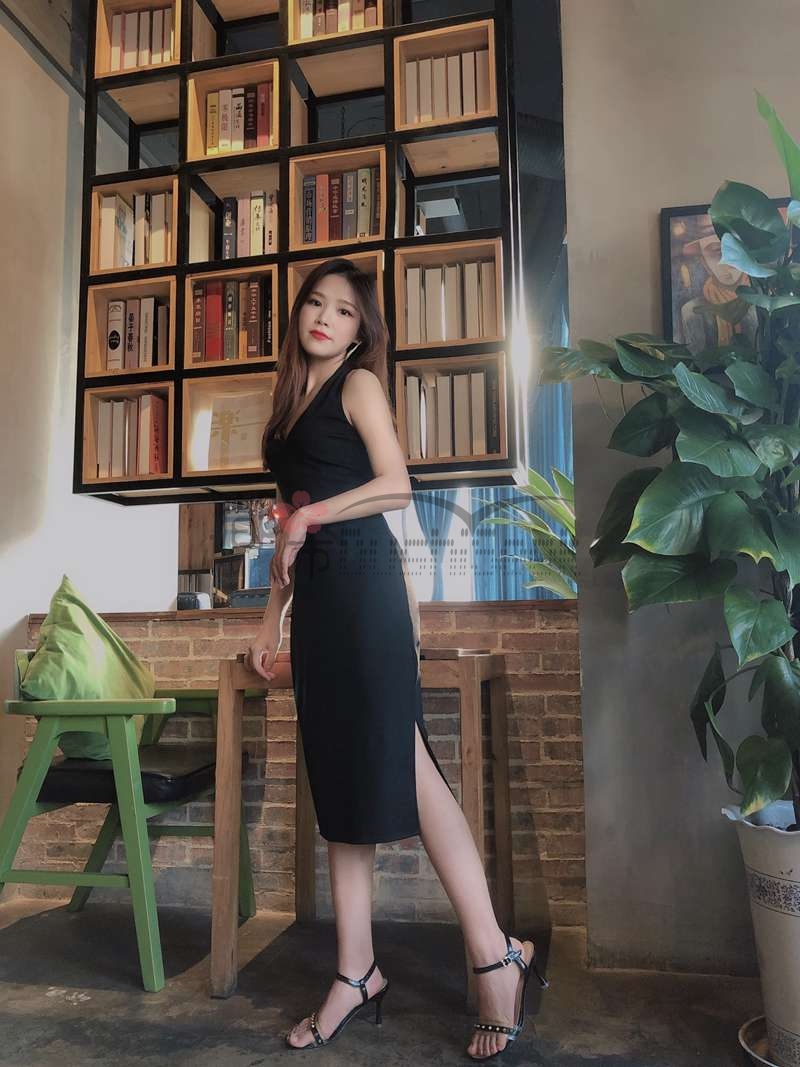 都市Seek养生按摩网推荐—今晚你就是让所有男士都起飞的姑娘，宴会必备挂脖高级感连衣裙！