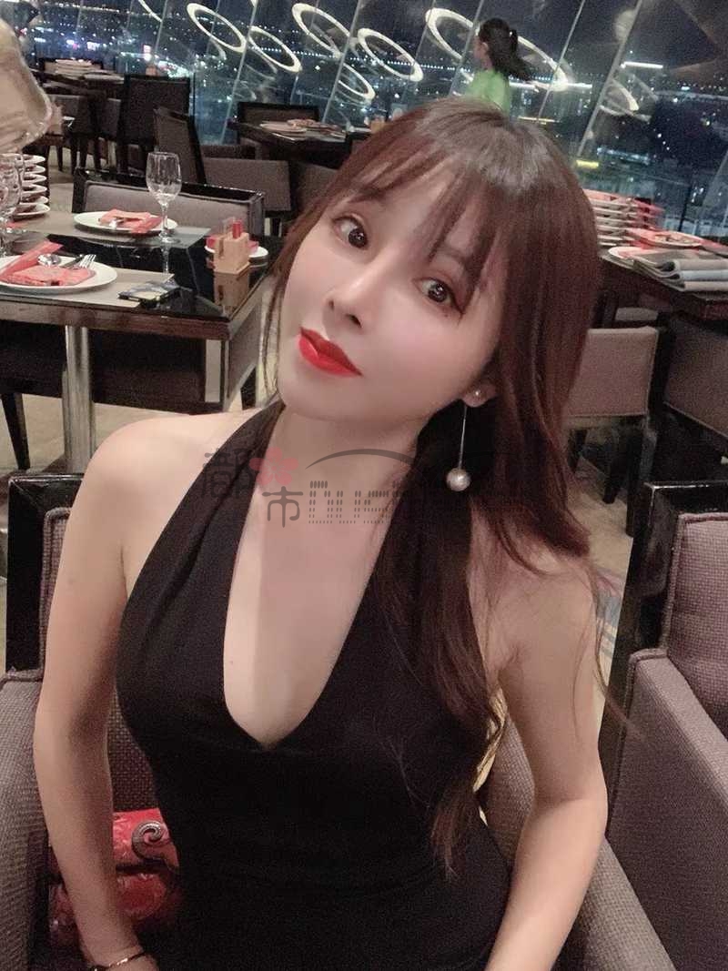 都市Seek养生按摩网推荐—今晚你就是让所有男士都起飞的姑娘，宴会必备挂脖高级感连衣裙！