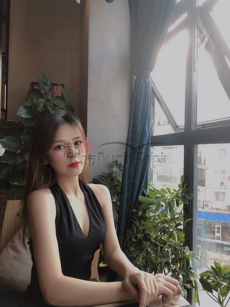 都市Seek养生按摩网推荐—今晚你就是让所有男士都起飞的姑娘，宴会必备挂脖高级感连衣裙！