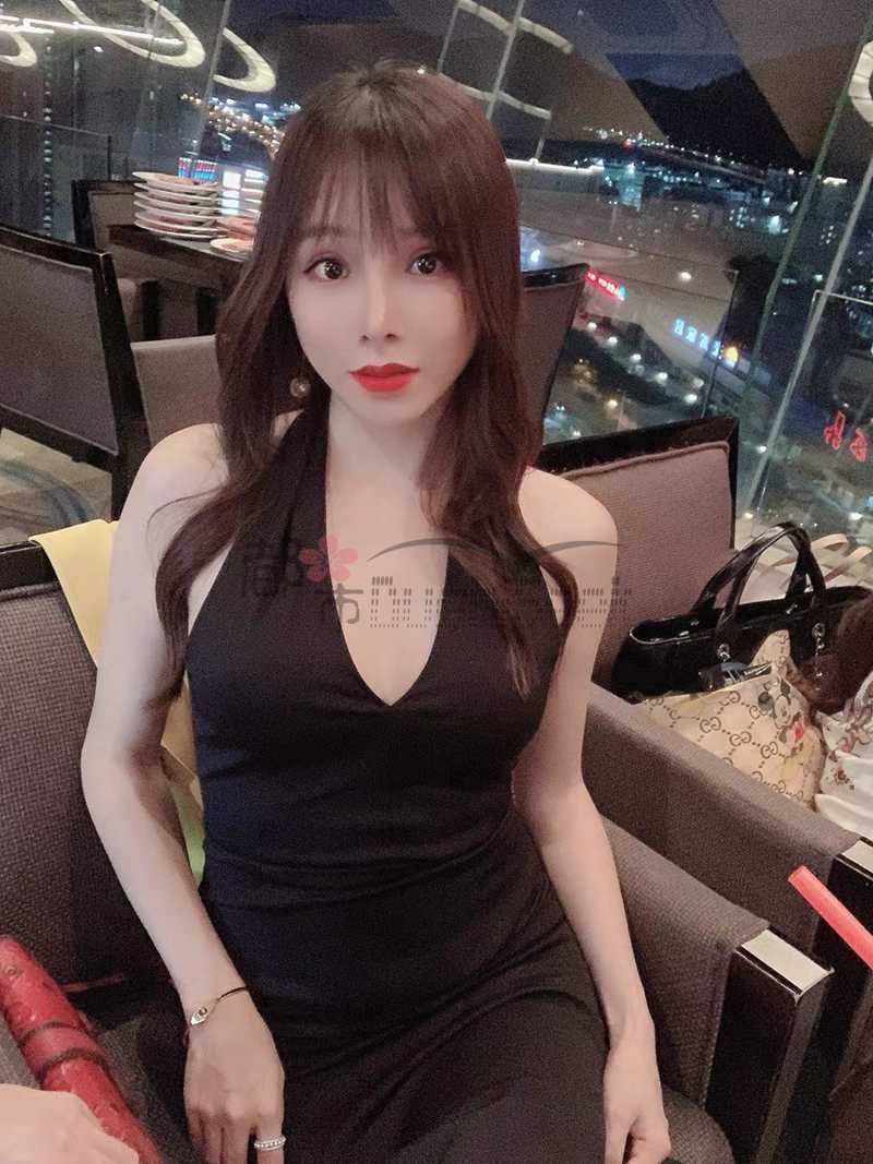 都市Seek养生按摩网推荐—今晚你就是让所有男士都起飞的姑娘，宴会必备挂脖高级感连衣裙！