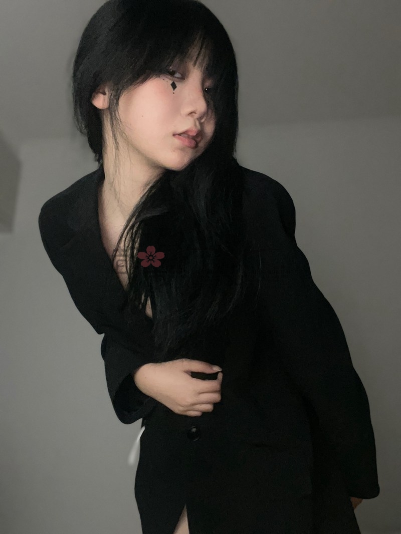 都市Seek个人按摩网推荐—黑色小众西服外套，保不住的火辣呼之欲出！