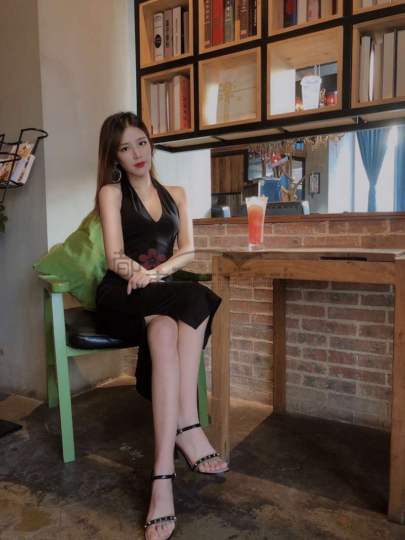 都市Seek养生按摩网推荐—今晚你就是让所有男士都起飞的姑娘，宴会必备挂脖高级感连衣裙！