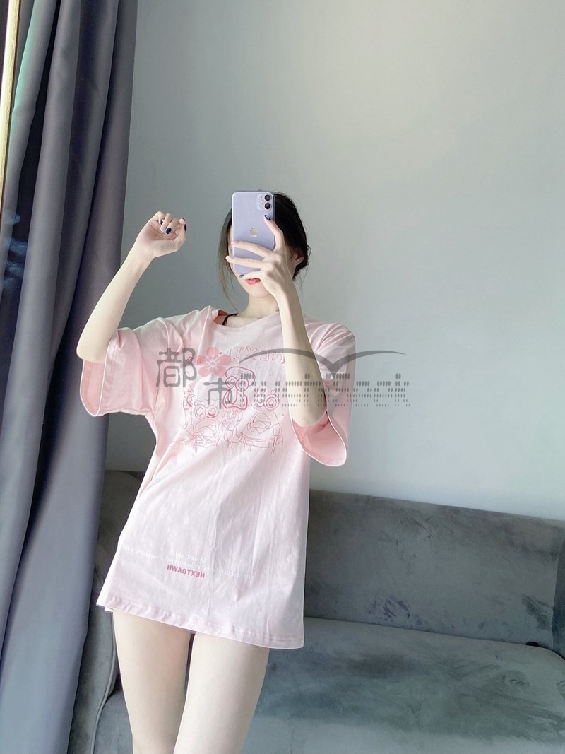 男人们，不要小瞧穿oversize的女生！—都市Seek养生体验网推荐粉嫩色宽松潮牌T恤