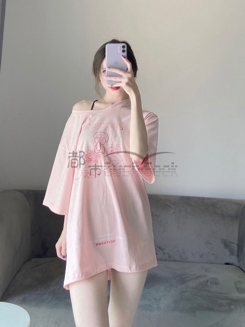 男人们，不要小瞧穿oversize的女生！—都市Seek养生体验网推荐粉嫩色宽松潮牌T恤