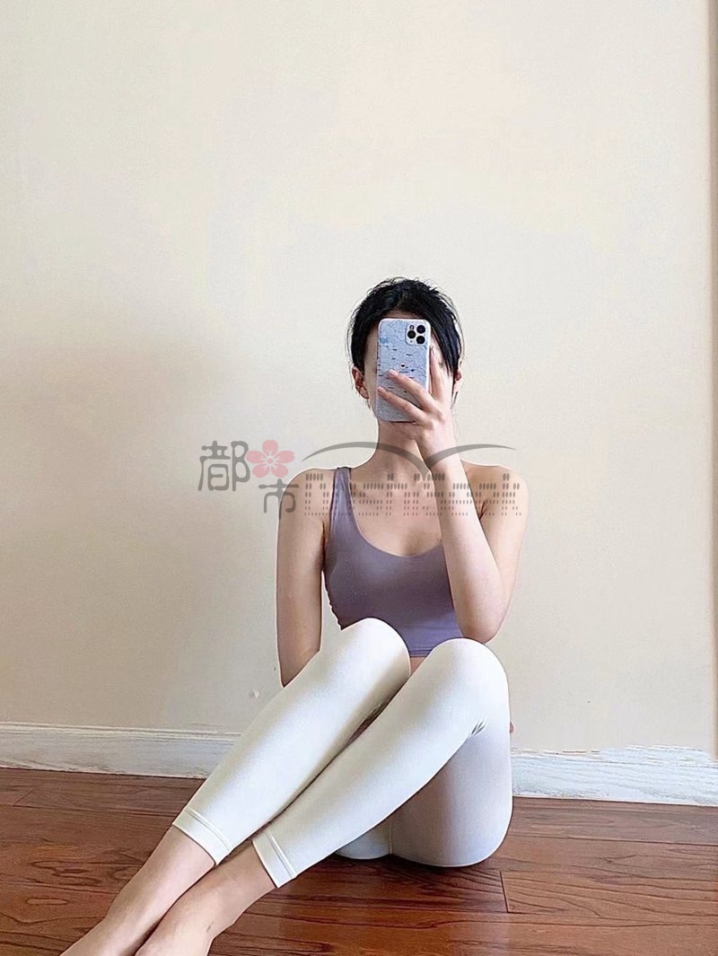 都市Seek按摩网推荐—白色性感瑜伽运动裤，完美身材和有氧运动都可以拥有