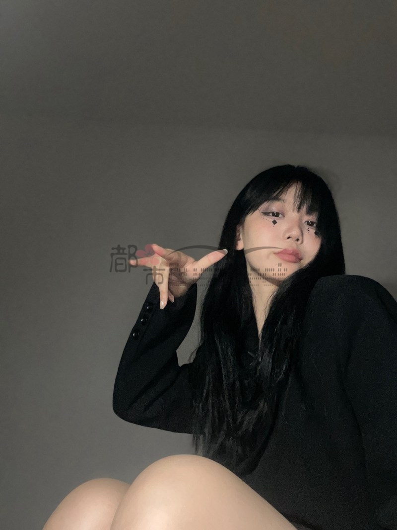 都市Seek个人按摩网推荐—黑色小众西服外套，保不住的火辣呼之欲出！