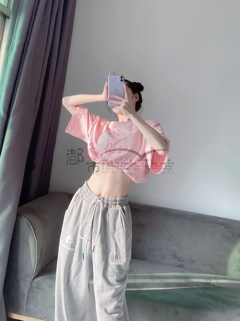 男人们，不要小瞧穿oversize的女生！—都市Seek养生体验网推荐粉嫩色宽松潮牌T恤