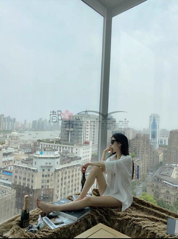 都市Seek个人按摩推荐—男朋友ins风大白衬衣，腿不腿的不重要，关键我喜欢衣服！