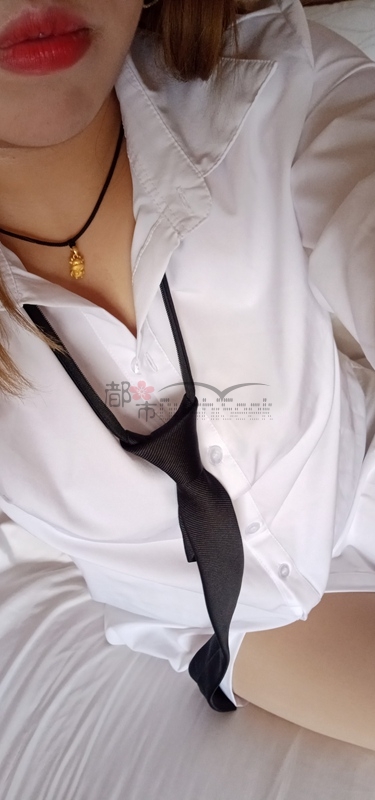 都市Seek个人按摩推荐—男朋友ins风大白衬衣，腿不腿的不重要，关键我喜欢衣服！