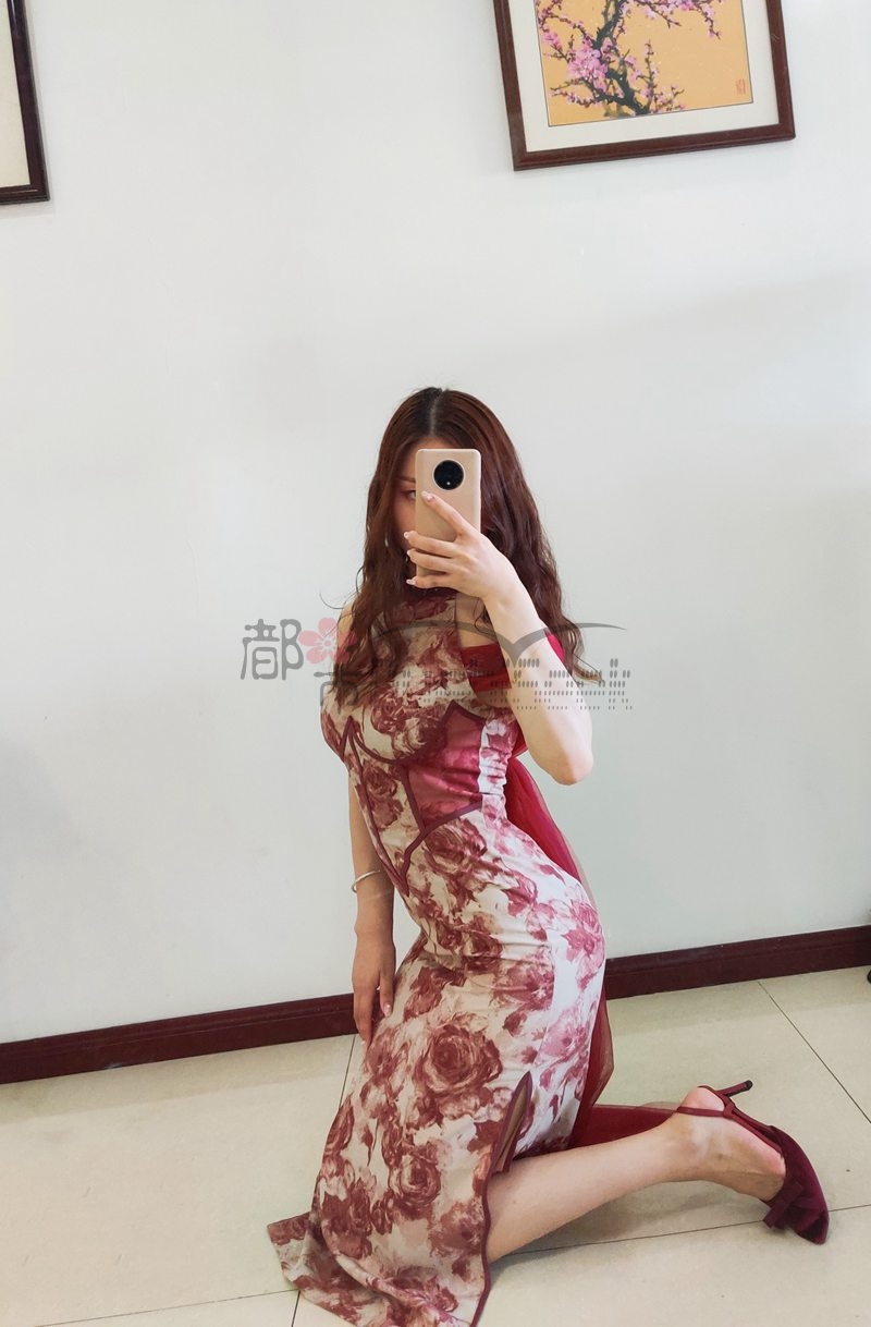 都市Seek杭州丝袜网推荐—法式小众中国红性感旗袍，男人心中的高冷女神本神来啦~