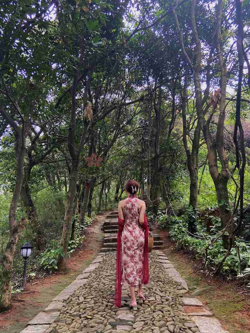 都市Seek杭州丝袜网推荐—法式小众中国红性感旗袍，男人心中的高冷女神本神来啦~