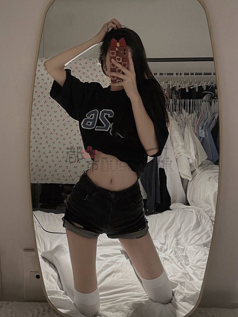 OOTD丨下边穿不穿都没区别的神仙百搭T恤，你让人看到就能起飞的样子真的很迷人~—都市seek杭州个人按摩网