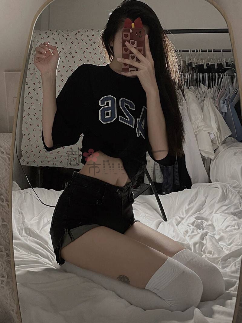 OOTD丨下边穿不穿都没区别的神仙百搭T恤，你让人看到就能起飞的样子真的很迷人~—都市seek杭州个人按摩网