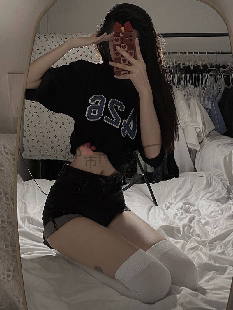 OOTD丨下边穿不穿都没区别的神仙百搭T恤，你让人看到就能起飞的样子真的很迷人~—都市seek杭州个人按摩网