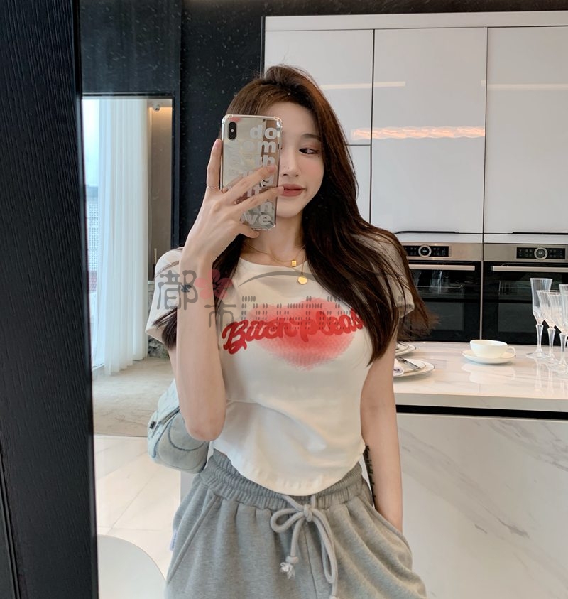 OOOTD丨爱心印花ins风T恤，怎么配都会让你超‘顶’的神仙穿搭—都市seek杭州养生会馆推荐插图4杭州养生SPA会所_个人保健按摩信息 – 都市Seek杭州体验网