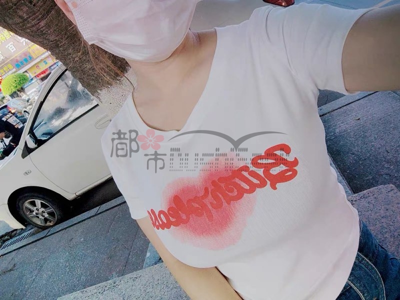 OOOTD丨爱心印花ins风T恤，怎么配都会让你超‘顶’的神仙穿搭—都市seek杭州养生会馆推荐插图1杭州养生SPA会所_个人保健按摩信息 – 都市Seek杭州体验网