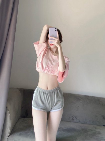 男人们，不要小瞧穿oversize的女生！—都市Seek养生体验网推荐粉嫩色宽松潮牌T恤