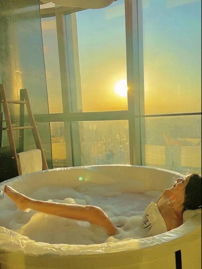 落日时分享受高空spa按摩养生泡泡沐浴–研理肤沙龙